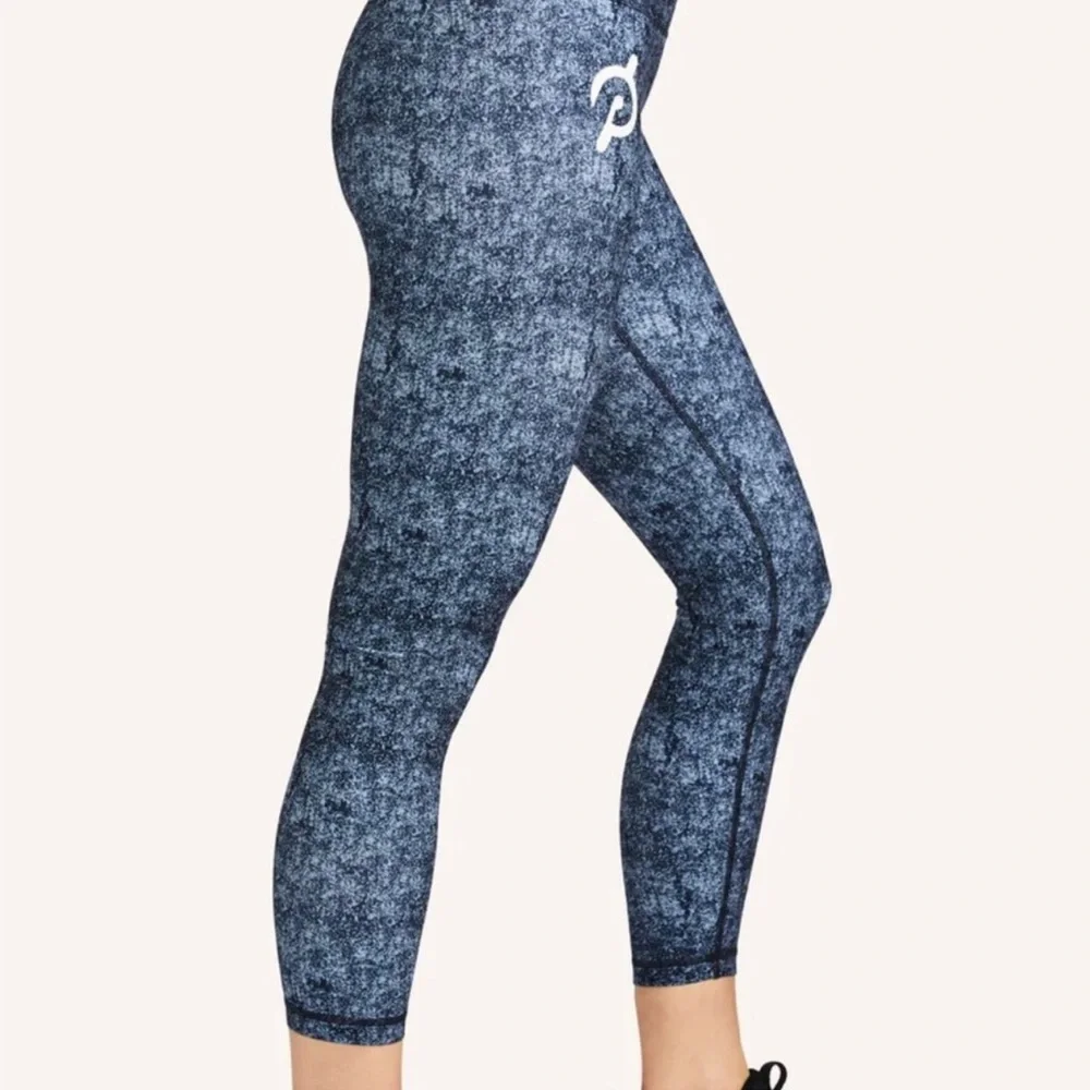 Peloton Cadence Active Workout Capri Leggings Women’s SZ Large in Blue Print - Picture 2 of 7